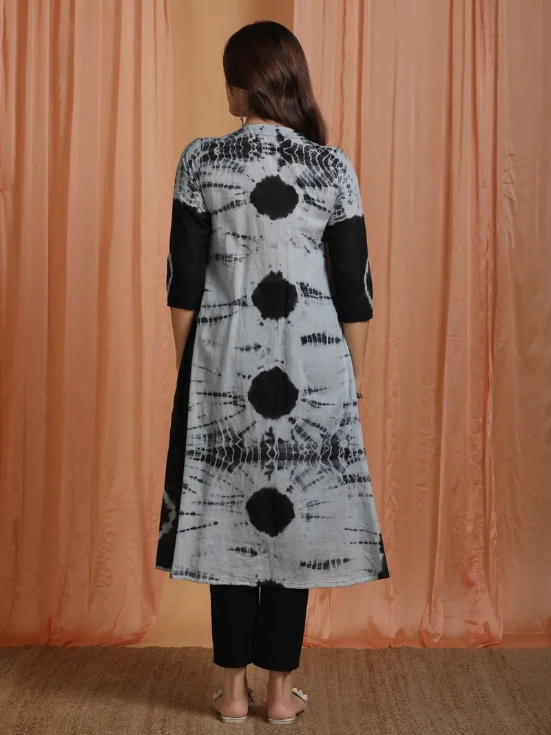 side view of kurta pant dupatta ensemble