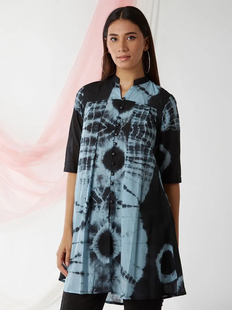 close‑up of two‑tone tie‑and‑dye effect on cotton fabric