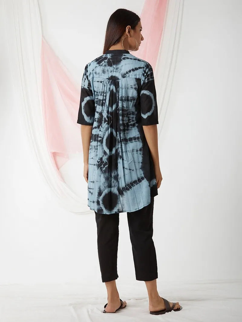 model wearing SIVI tie‑and‑dye tunic set – black sky blue