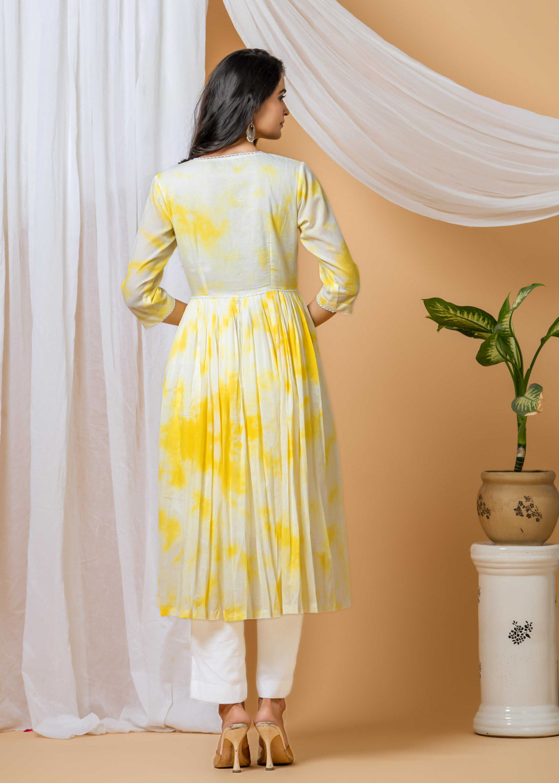 model wearing yellow cotton kurta set – SIVI Collection


