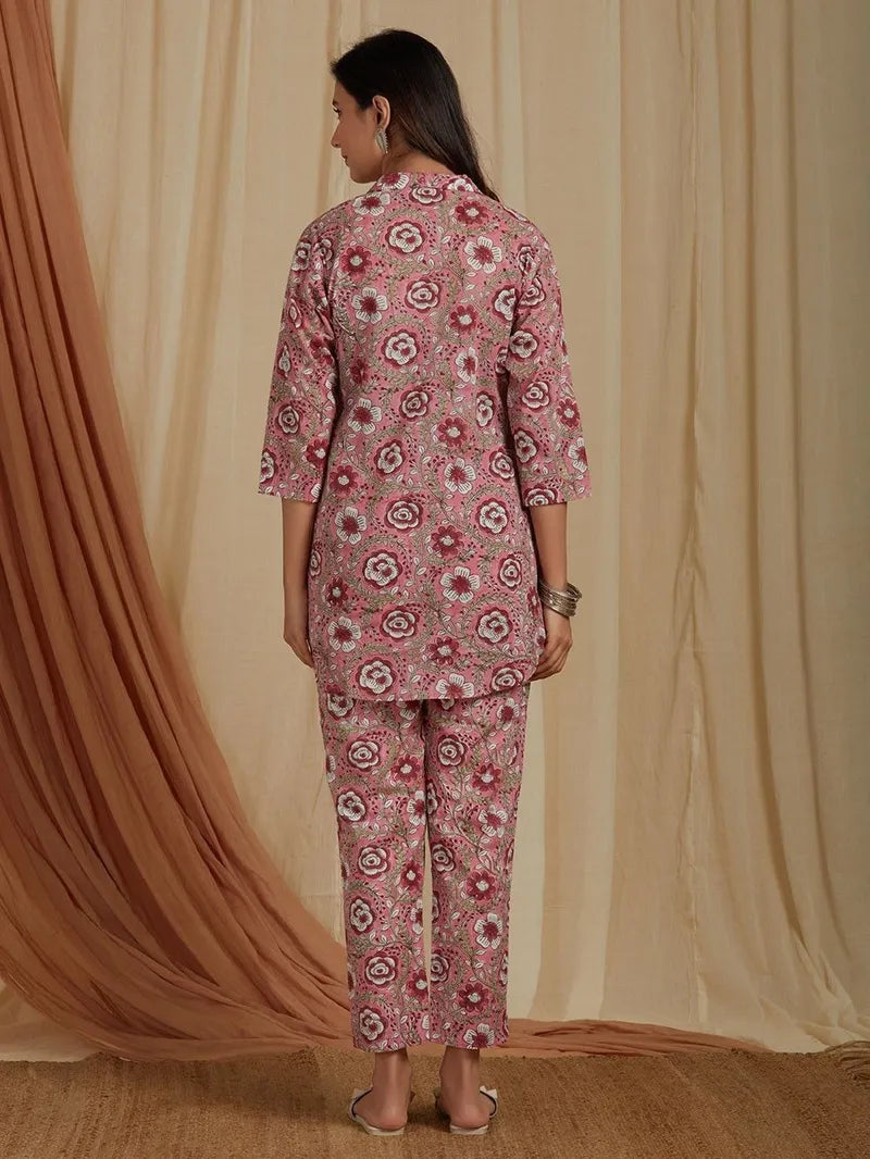 model wearing pink printed top and pants – SIVI